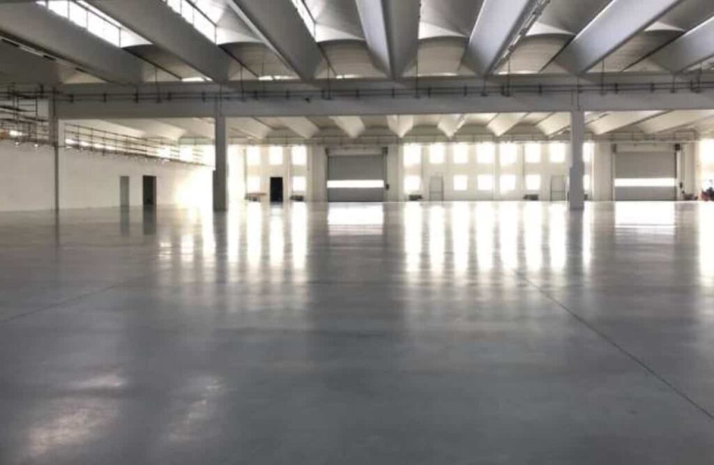 levigare cemento industriale con levigatrice